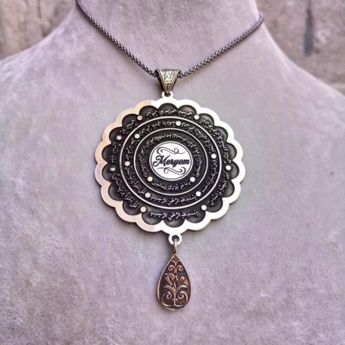 Kişiye Özel Nazar Duaları Yazılı Damla Figürlü Gümüş Madalyon Kolye